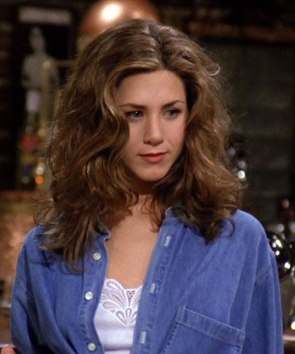 Jennifer Aniston as Rachel Green on friends in one of the first episodes with short wavy hair 